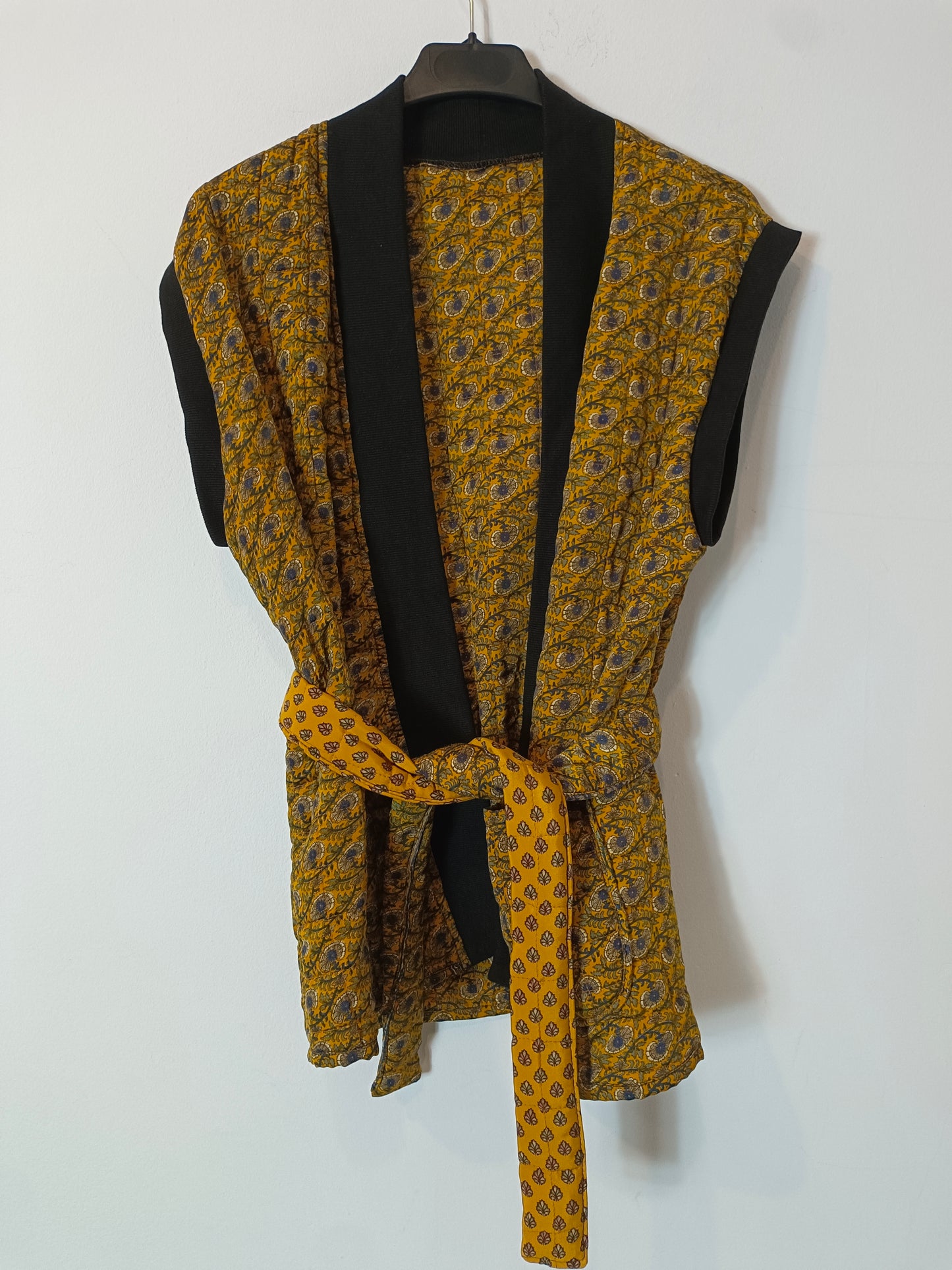 OTHERS. Mustard flower vest Tu(M)
