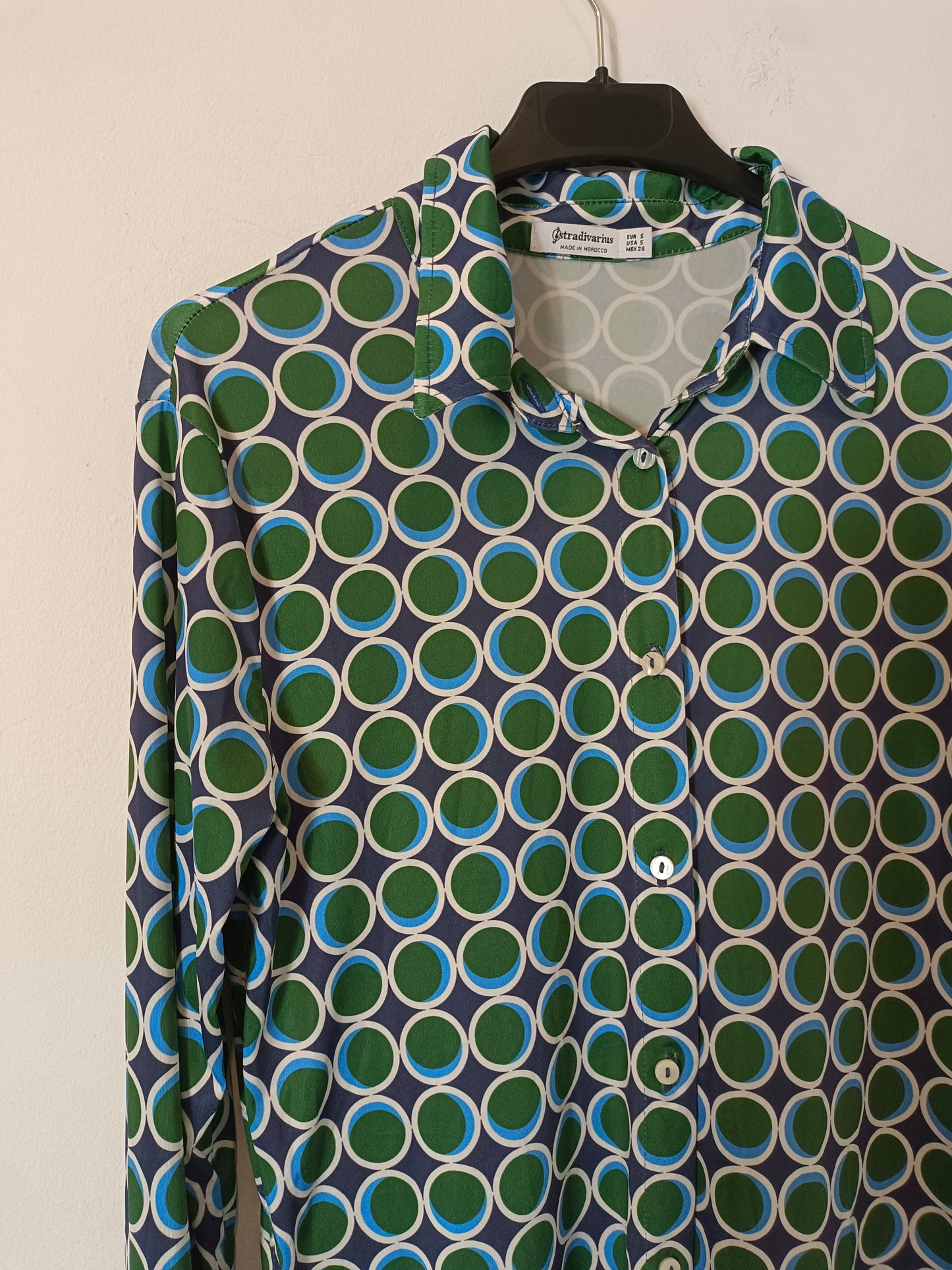 STRADIVARIUS. Blusa fluida estampado retro. T S