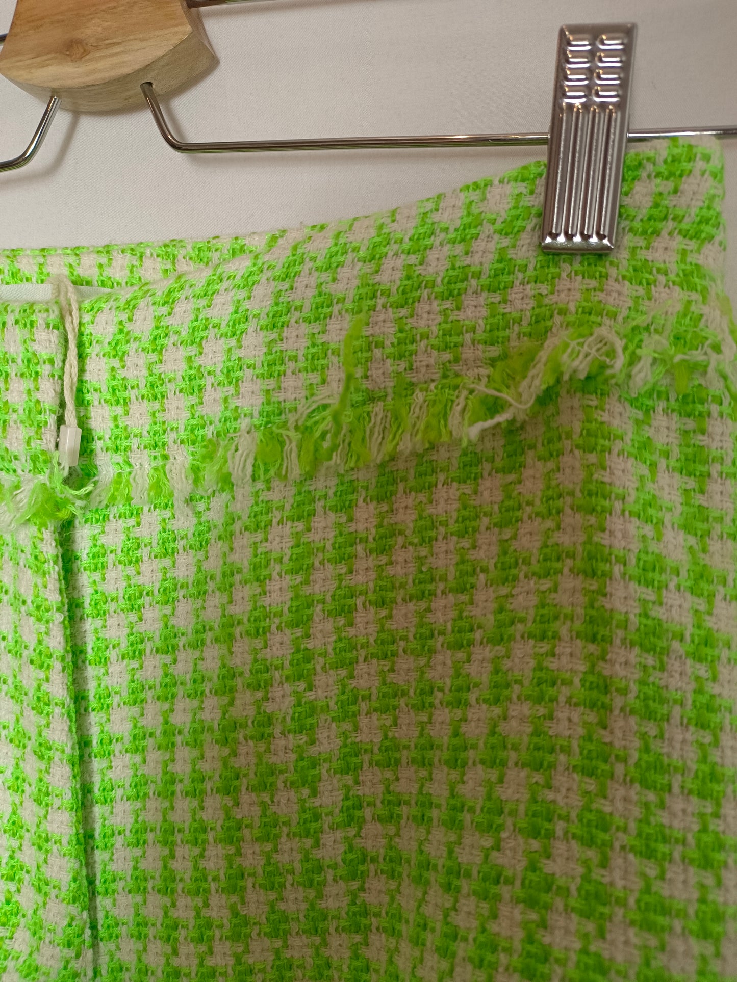 MANGO. Pantalón tweed verde y beige T.36