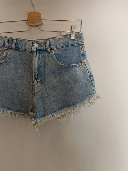 PULL&BEAR. Pantalón corto deshilachado T.38