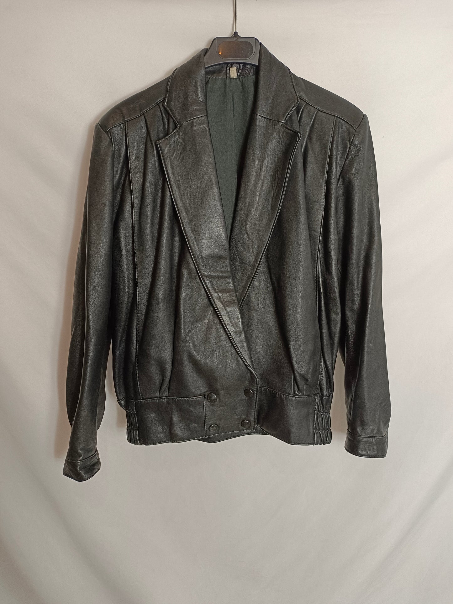 OTRAS. Cazadora negra vintage T.40 (tara)