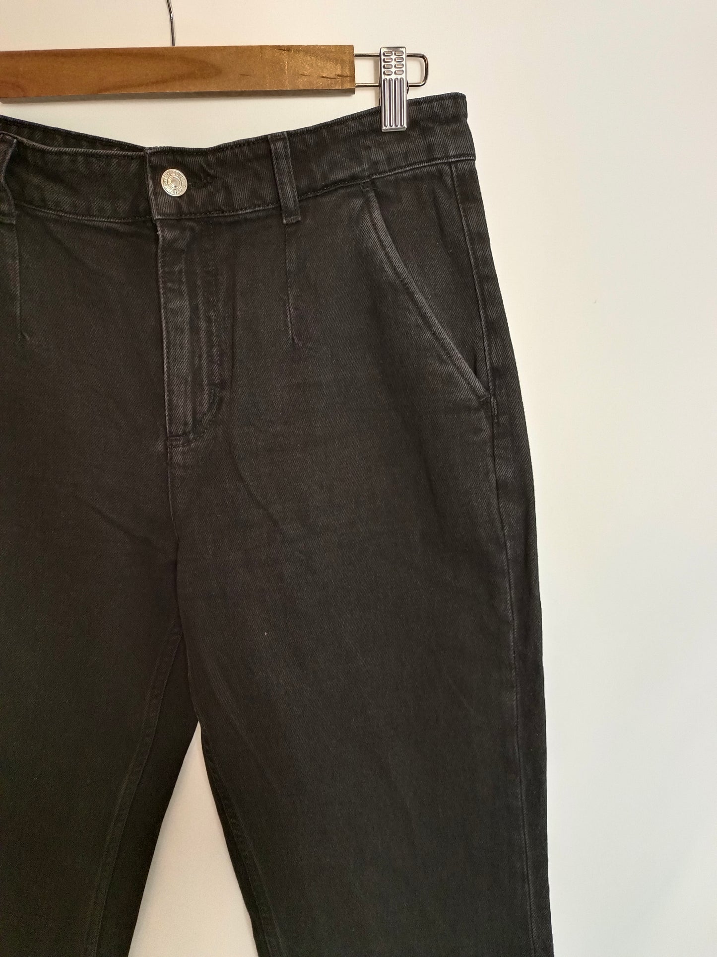 MANGO. Pantalón denim negro T.40
