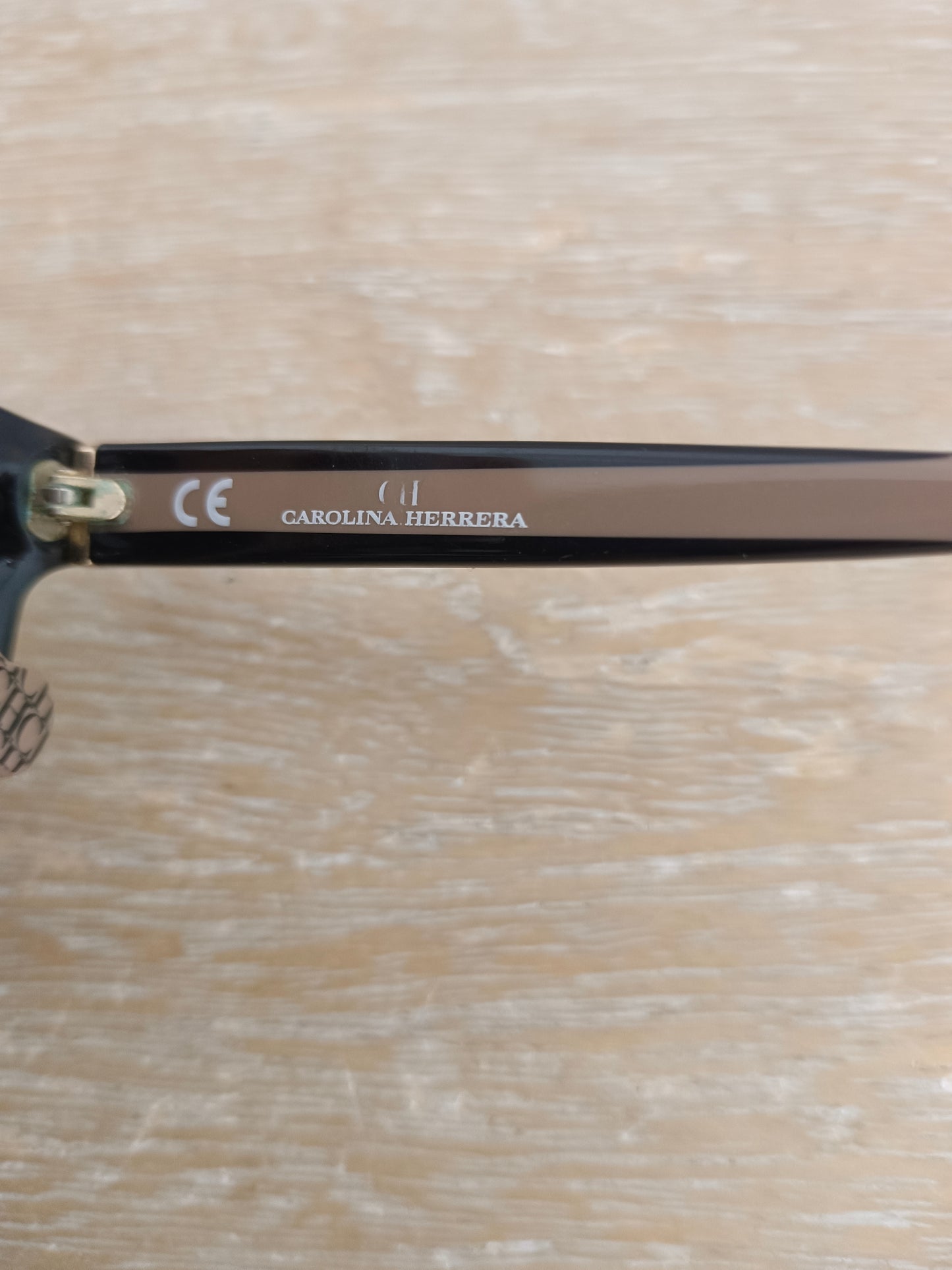 CAROLINA HERRERA. Gafas de sol detalle logo patillas