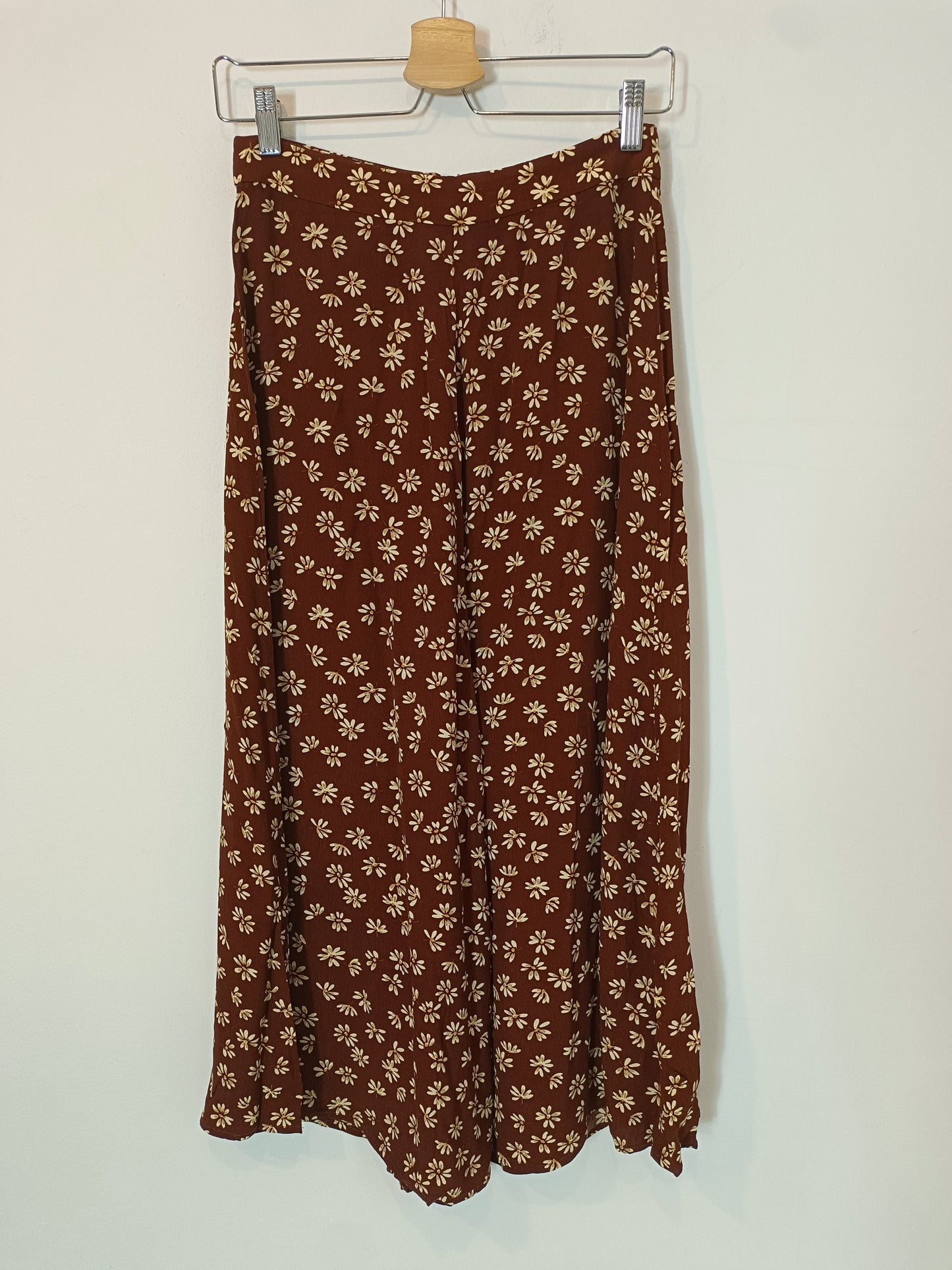 MANGO. Falda midi marrón flores T.s