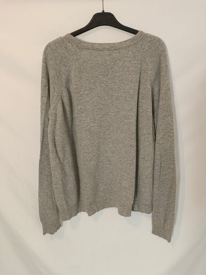 THE HIP TEE. Grey Tm/l lettering sweater