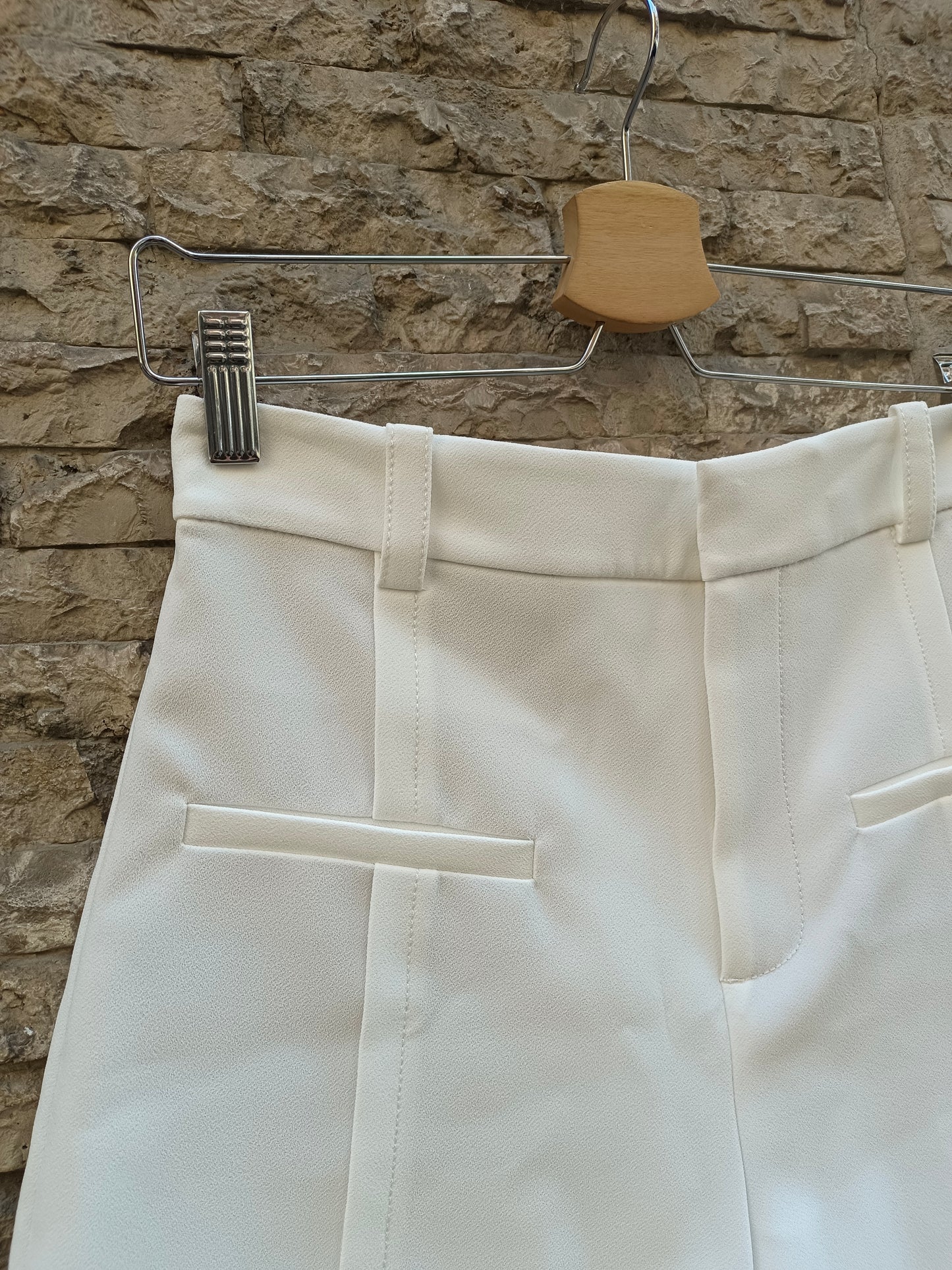 ZARA. Pantalón corto blanco costuras y bolsillos T.s