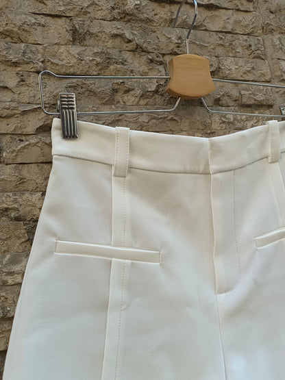 ZARA. Pantalón corto blanco costuras y bolsillos T.s