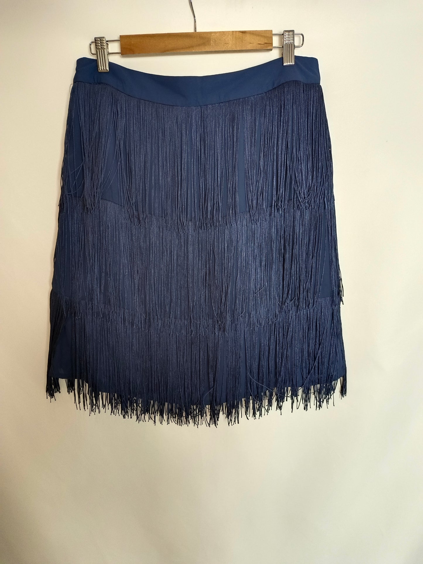 FÓRMULA JOVEN. Falda azul flecos T.42