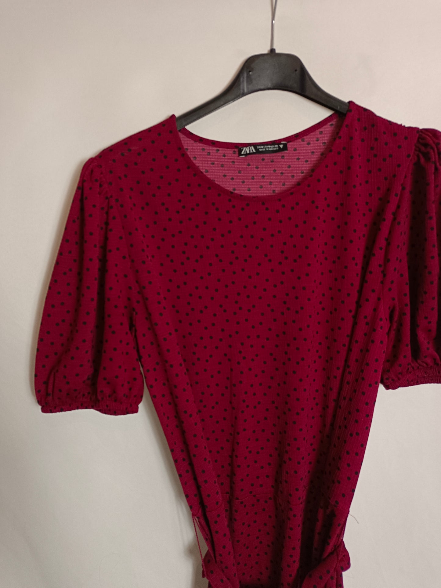ZARA. Vestido midi burdeos lunares T.m