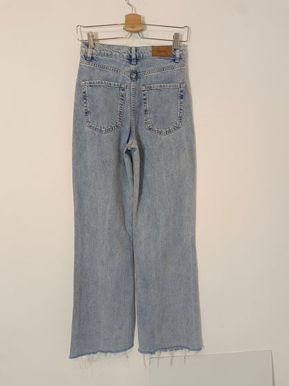 STRADIVARIUS. Pantalón recto denim T.34