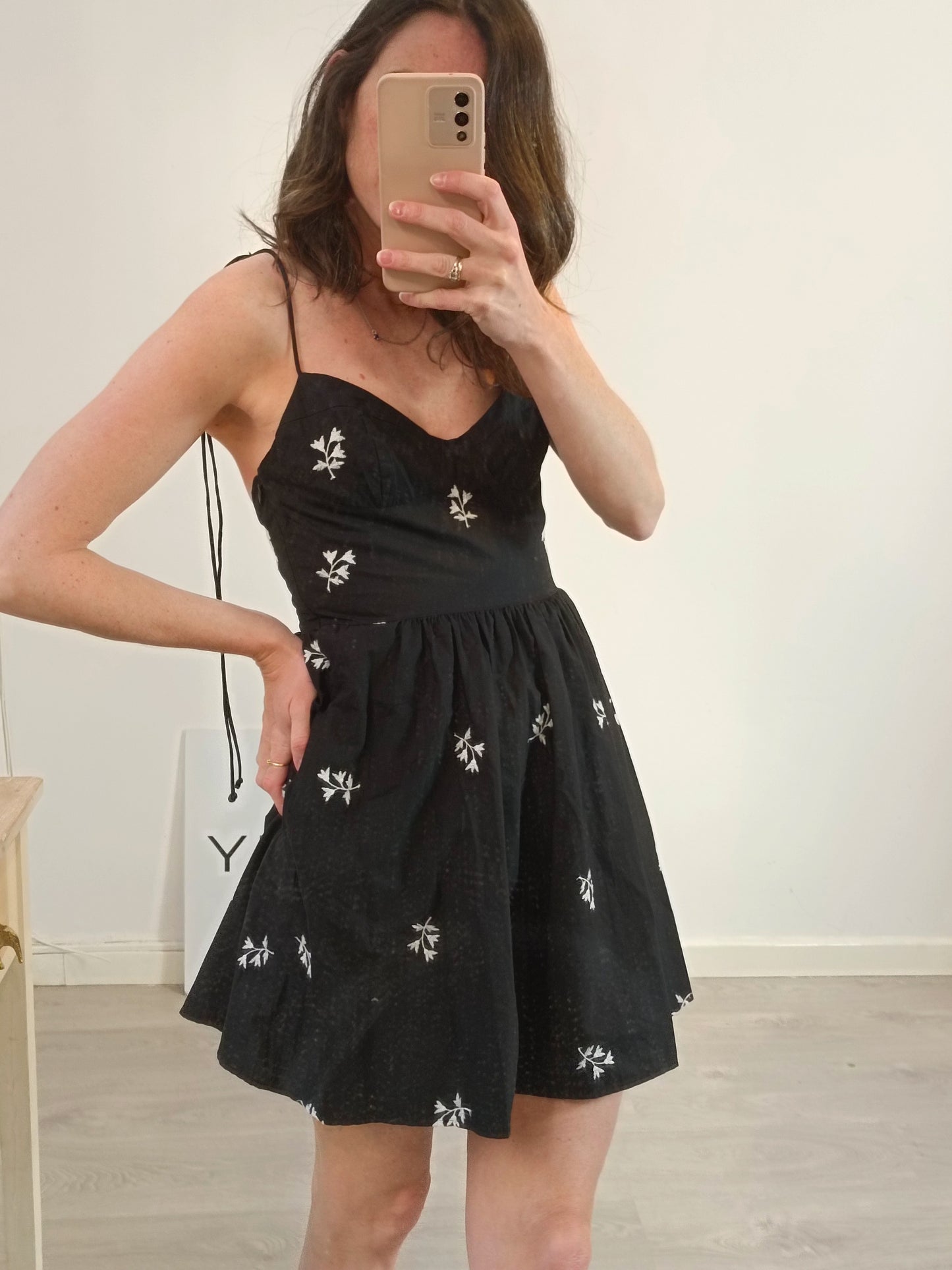 ZARA. Vestido negro bordado T.s