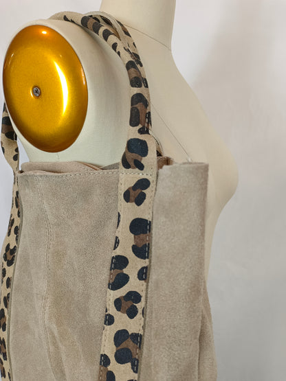 OTRAS. Bolso piel detalles animal print