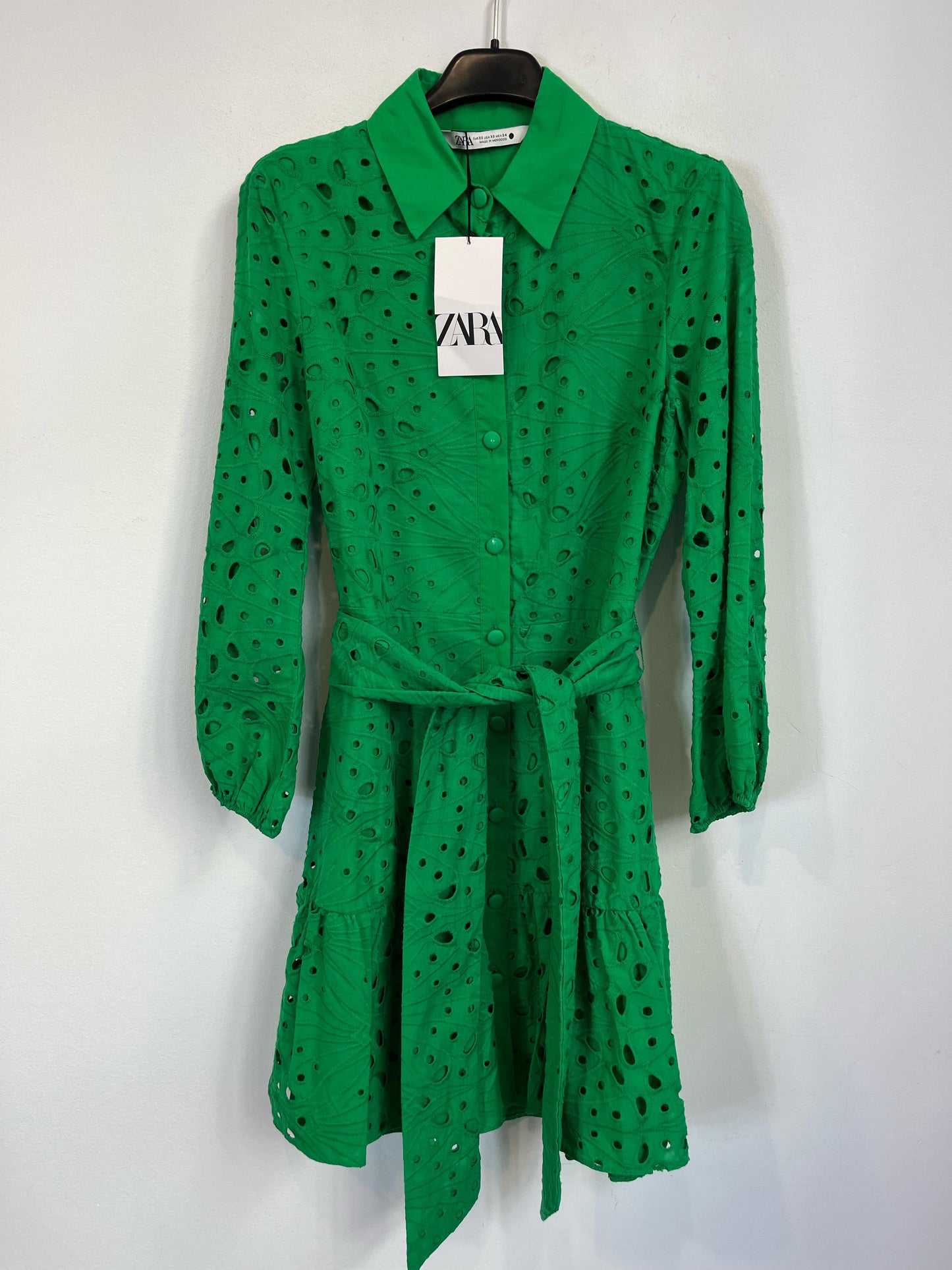 ZARA. vestido verde troquelado T.xs