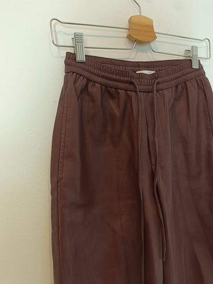 MANGO. Pantalón burdeos efecto piel  T.xxs