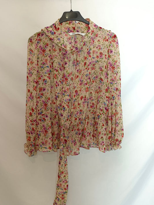 ZARA. Blusa beige flores T.s