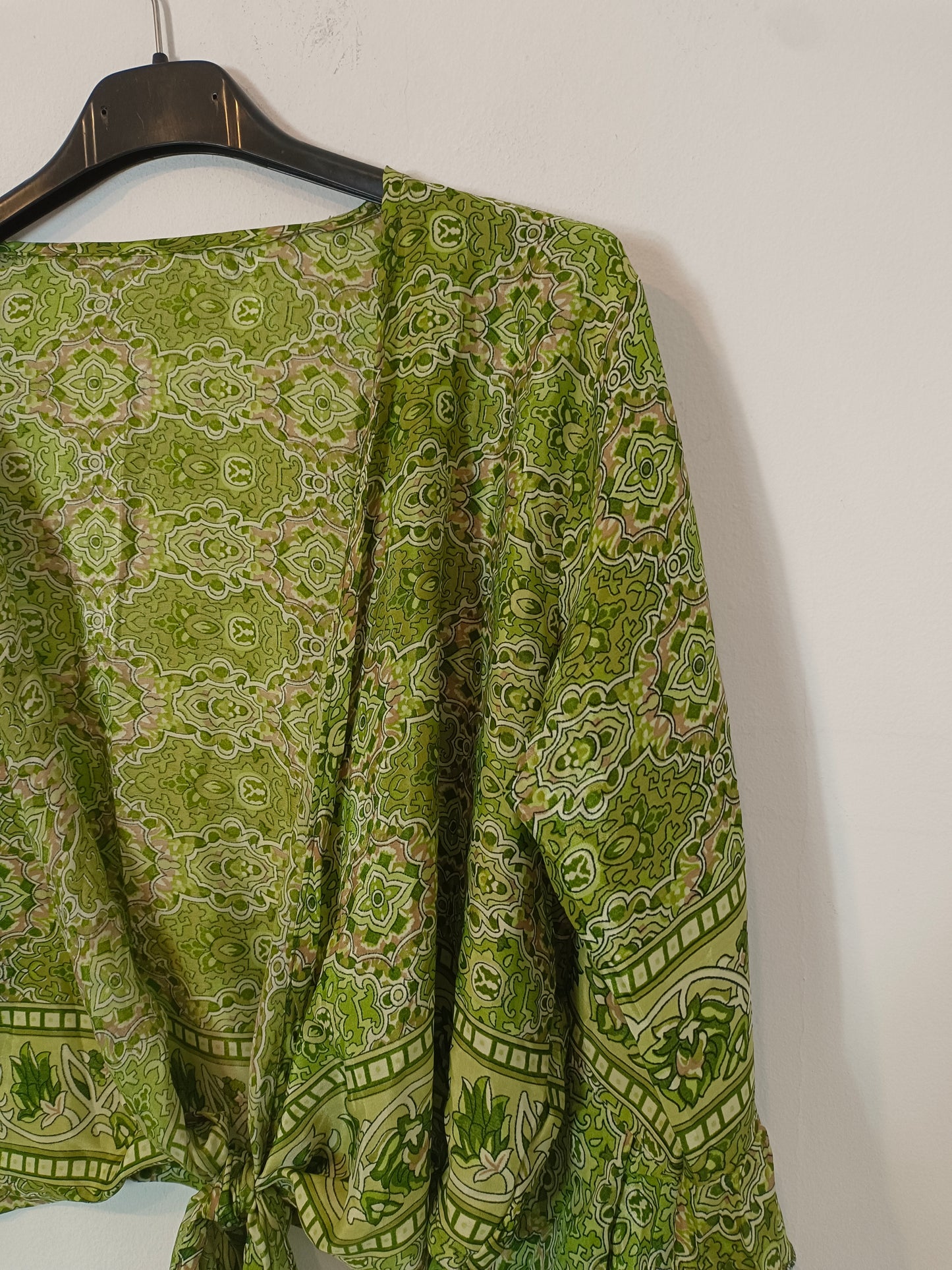 OTRAS. Top verde lazada con seda TU(S)