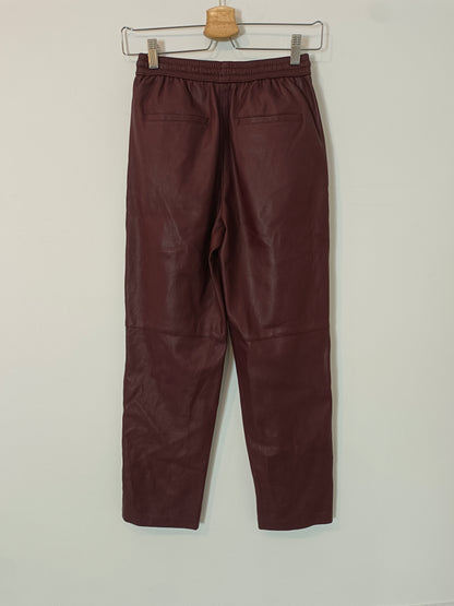 MANGO. Pantalón burdeos efecto piel  T.xxs