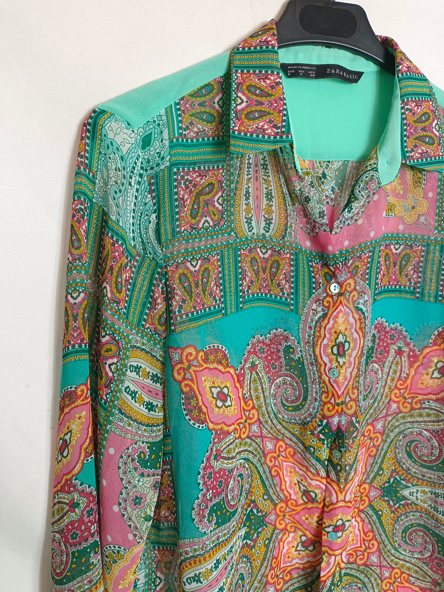 ZARA. Blusa verde estampada T.s