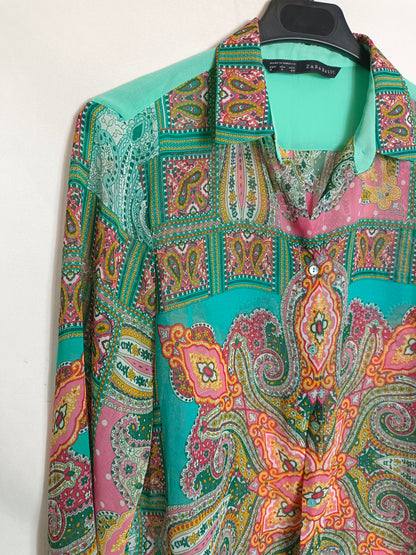 ZARA. Blusa verde estampada T.s