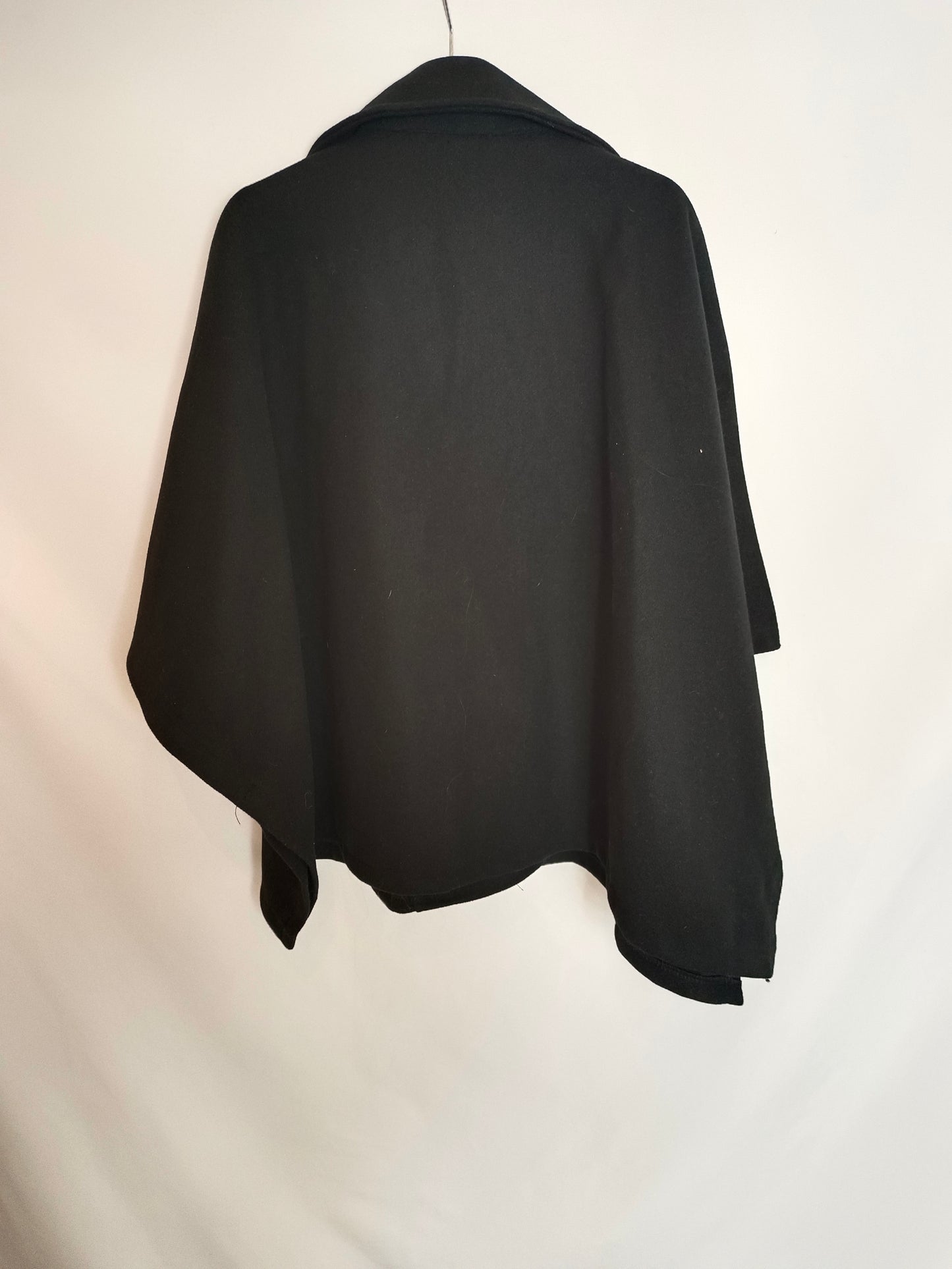 HUG&CLAU. Capa negra paño TU(S)