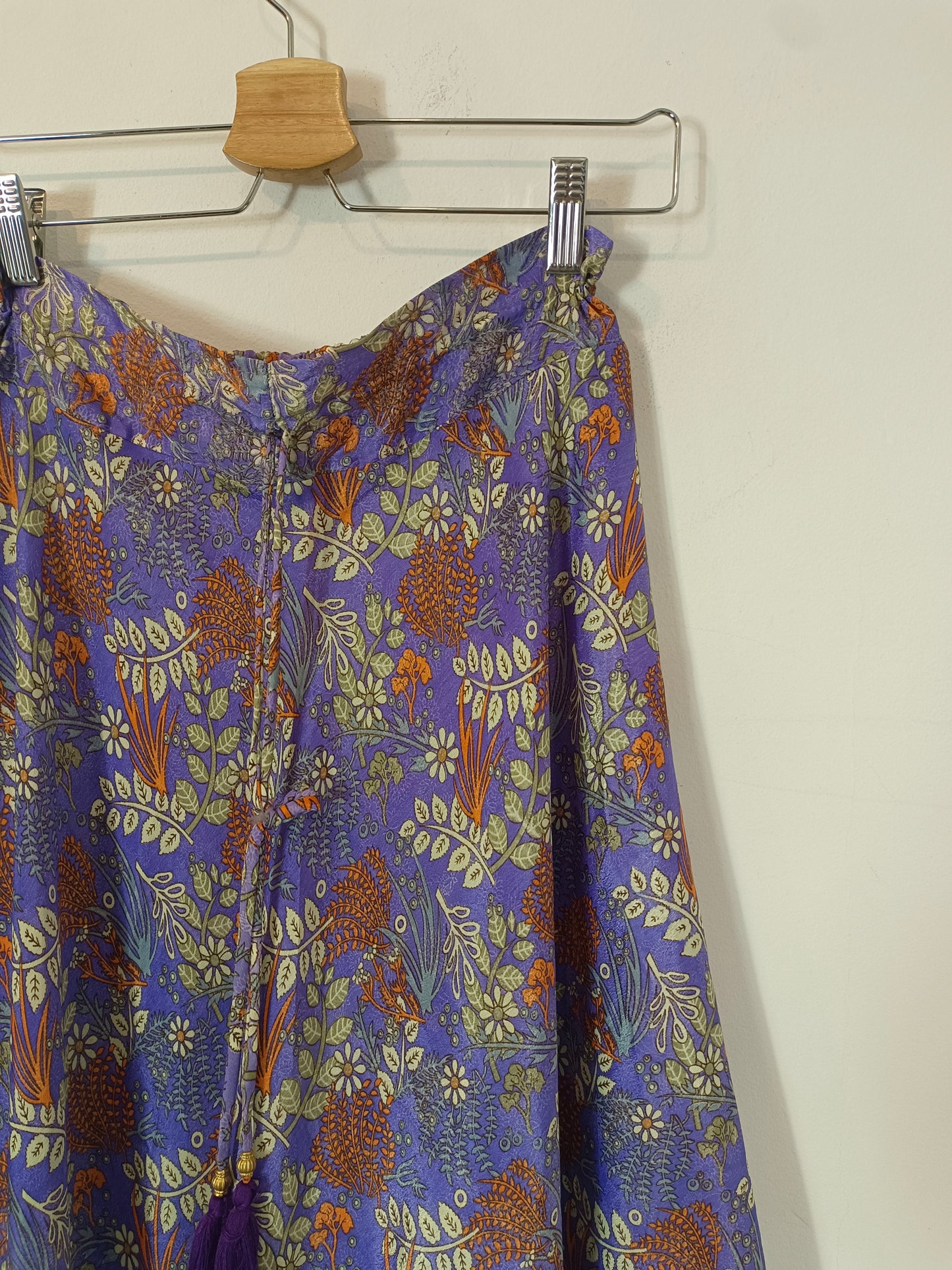 OTRAS. falda larga morada flores con seda Tu(s)