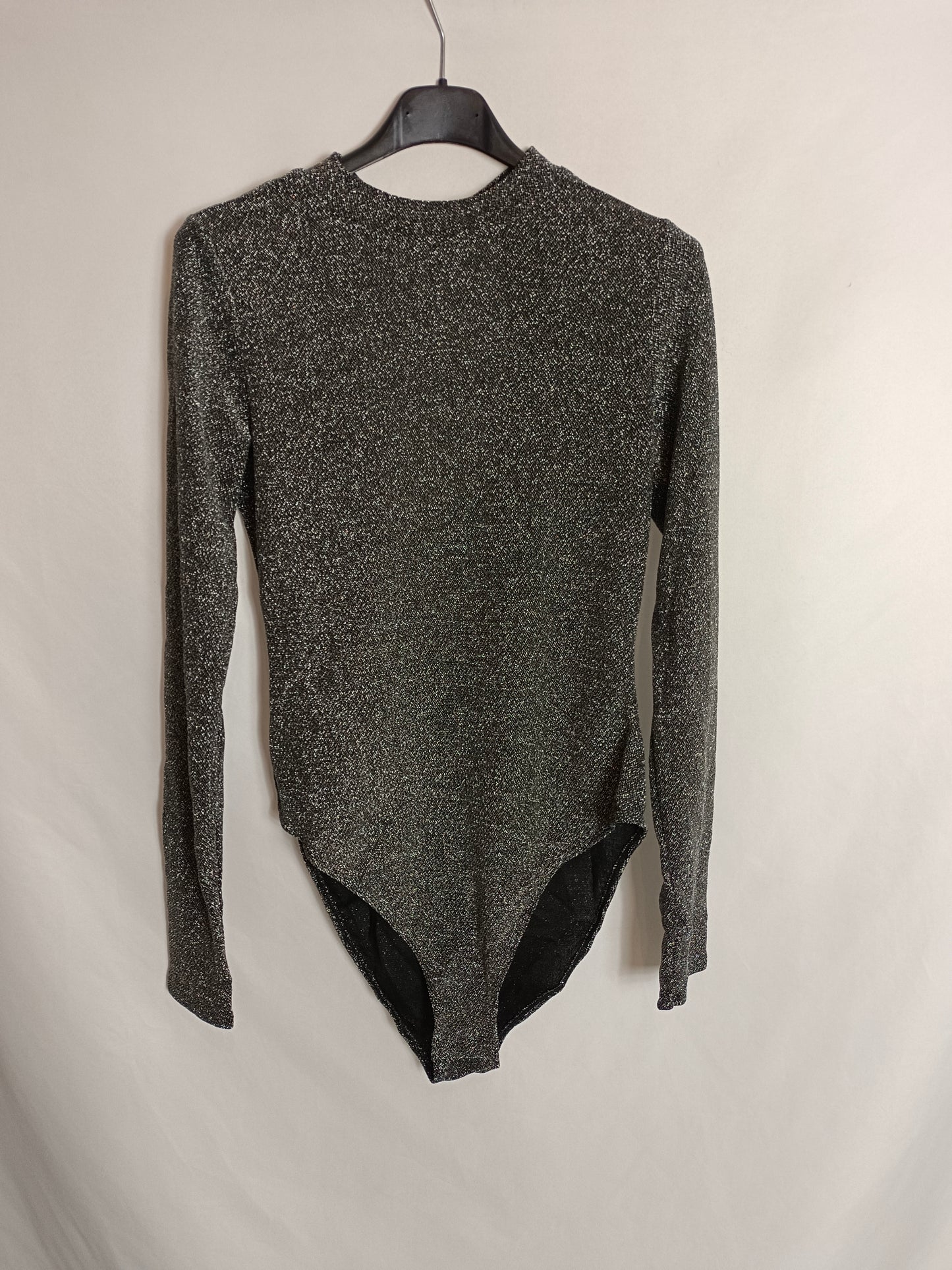 H&M. Body negro y plateado T.m