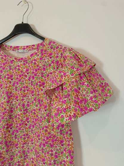 ZARA. camiseta flores volantes T.l