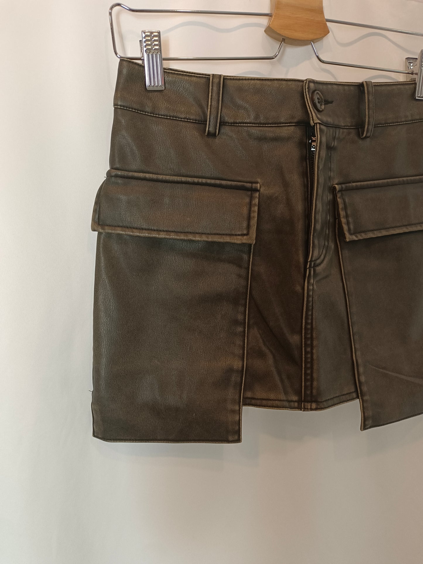 PULL&amp;BEAR. Worn-effect faux leather skirt T.xs