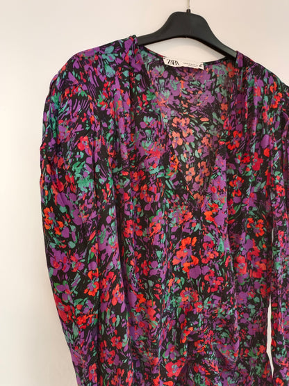 ZARA. Vestido negro flores T.m