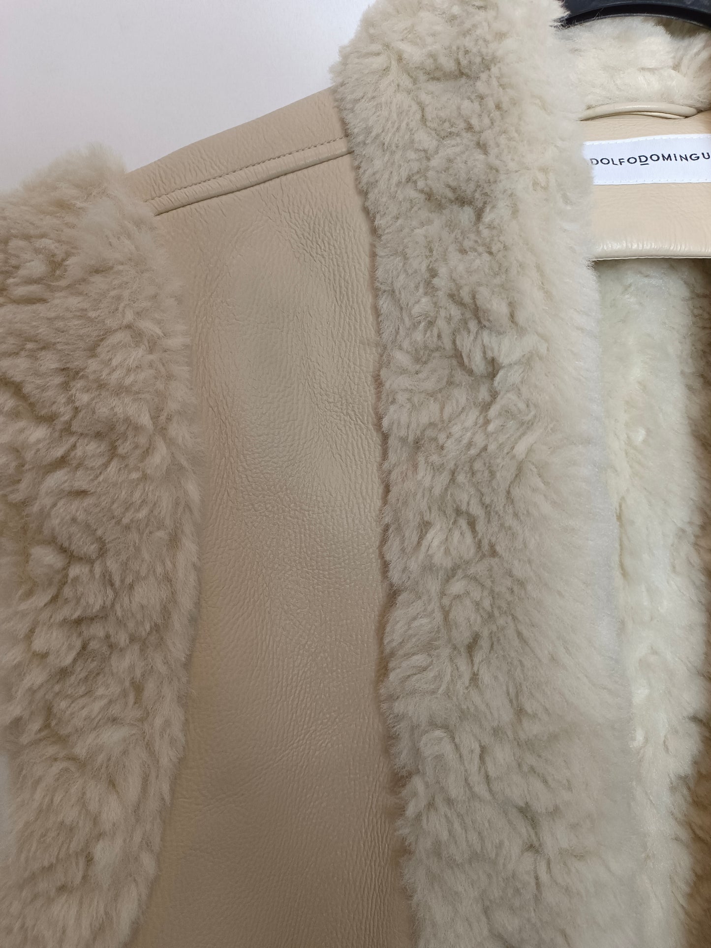 ADOLFO DOMINGUEZ. Chaleco beige borrego T.s