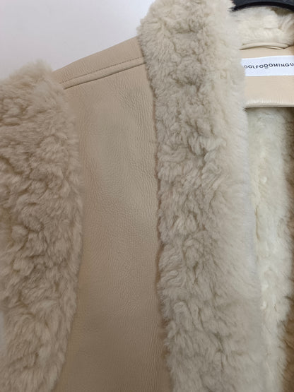 ADOLFO DOMINGUEZ. Chaleco beige borrego T.s