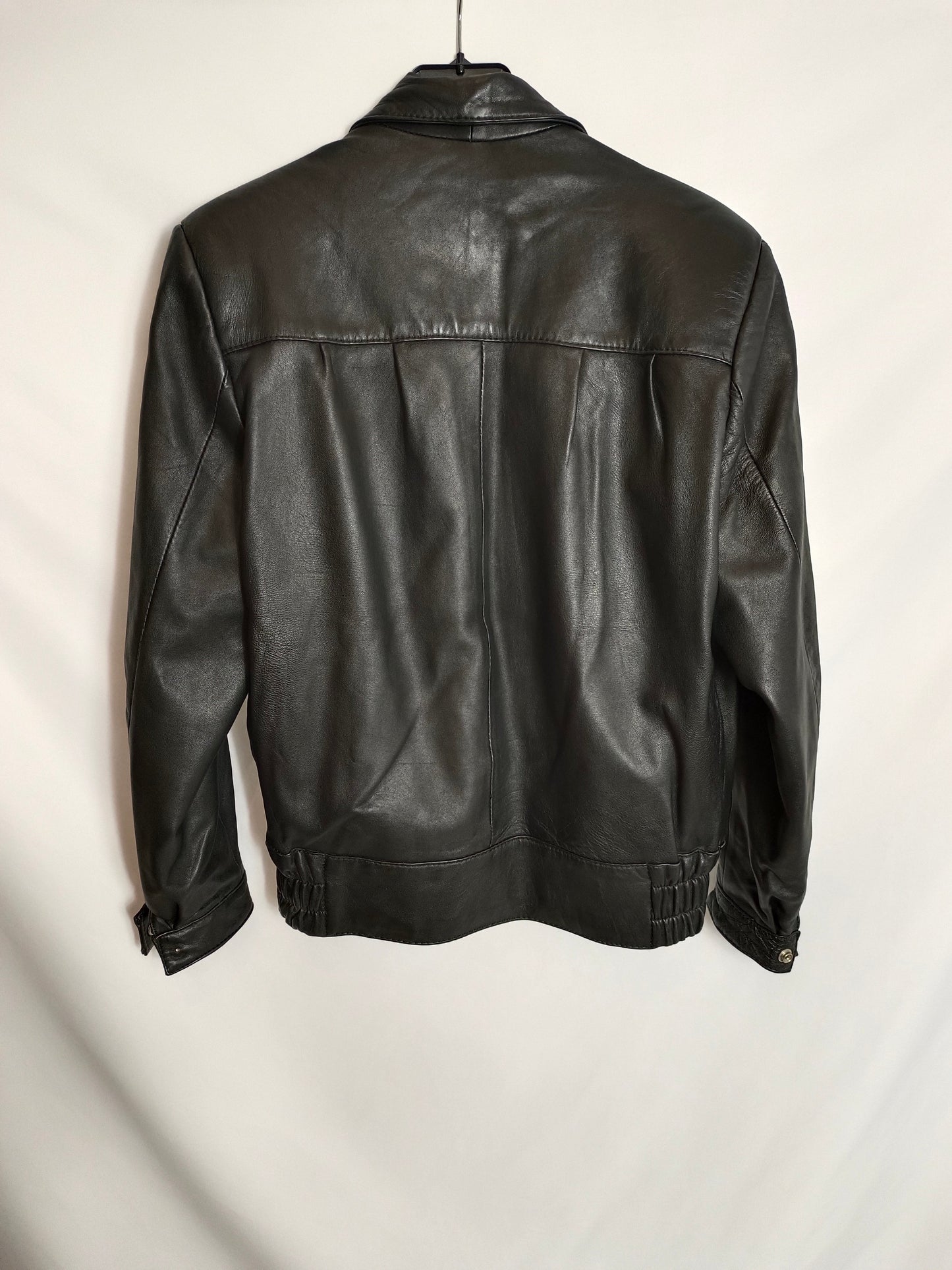 OTRAS. Cazadora negra vintage T.40 (tara)