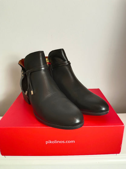 PIKOLINOS. Botines negros hebilla T.38