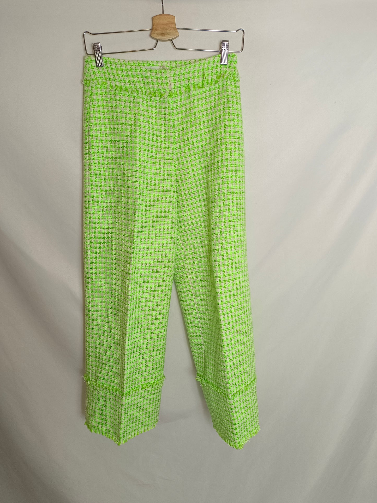 MANGO. Pantalón tweed verde y beige T.36