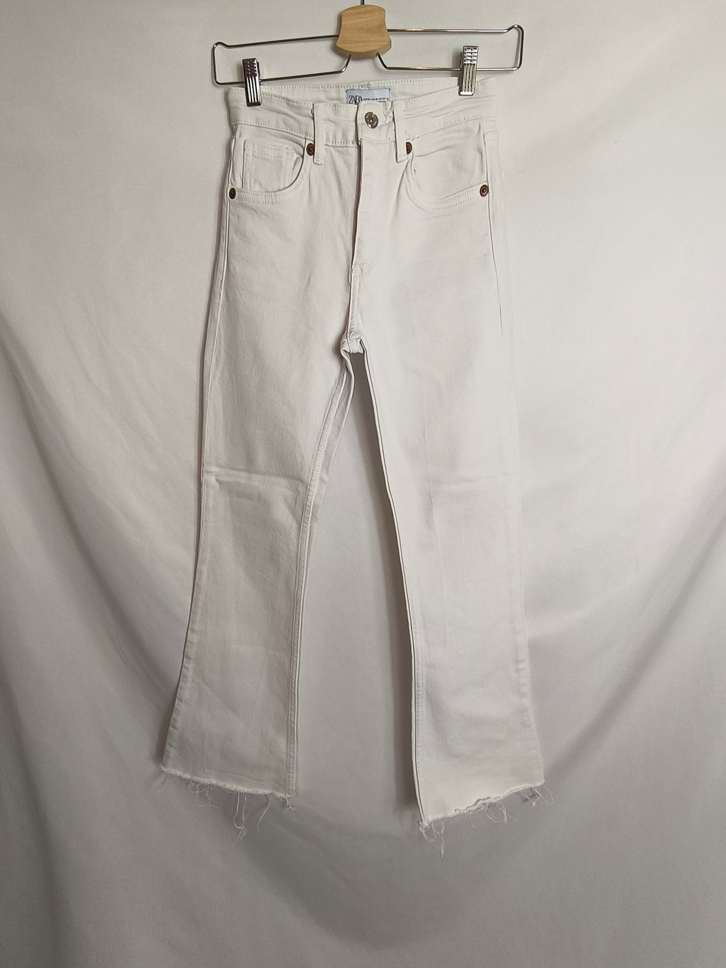 ZARA. Pantalón blanco acampanado T.34