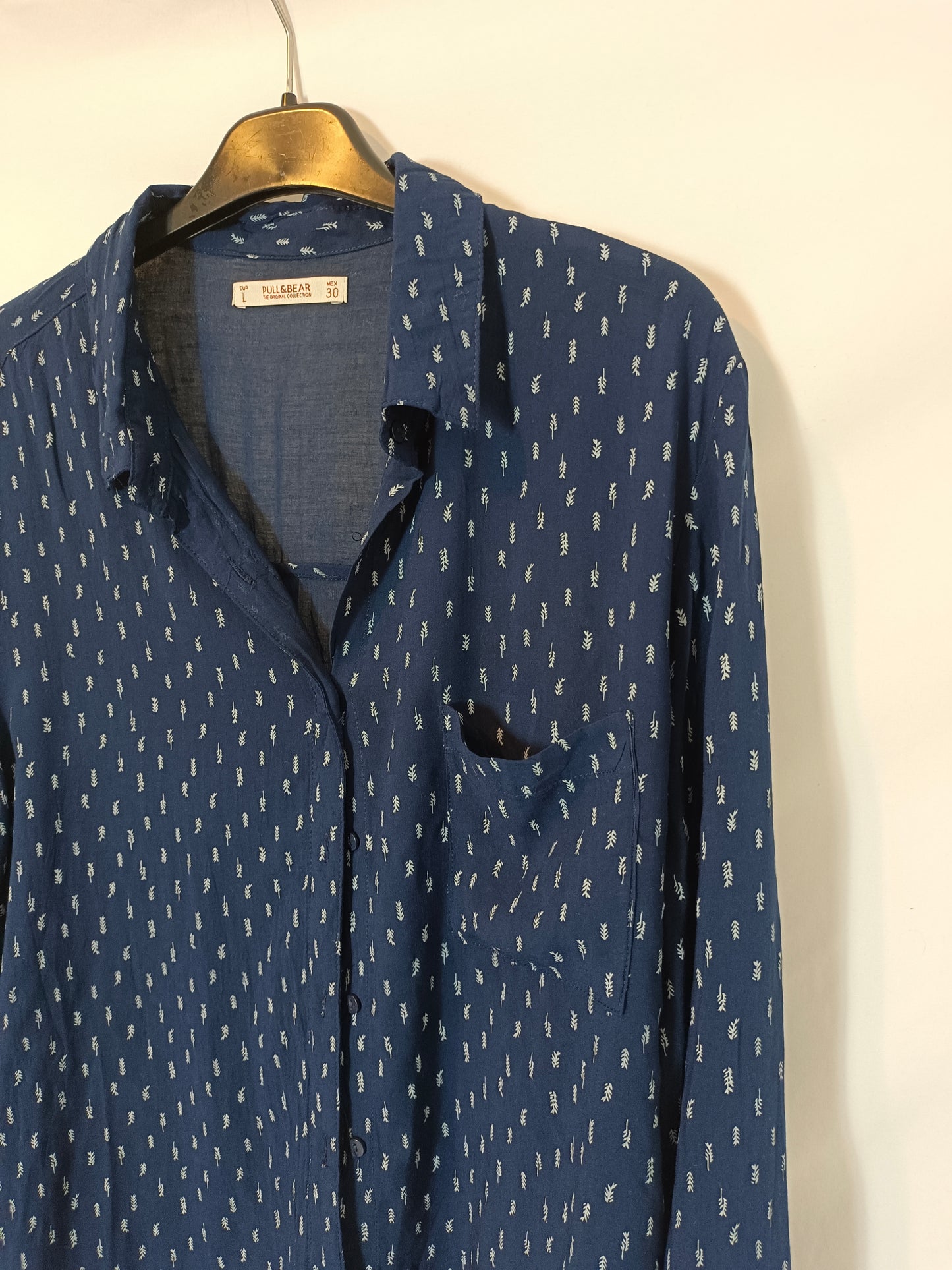 PULL&BEAR. Blusa azul flechas T.l