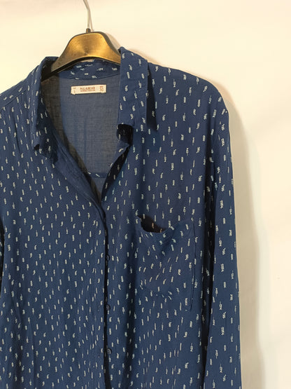 PULL&BEAR. Blusa azul flechas T.l