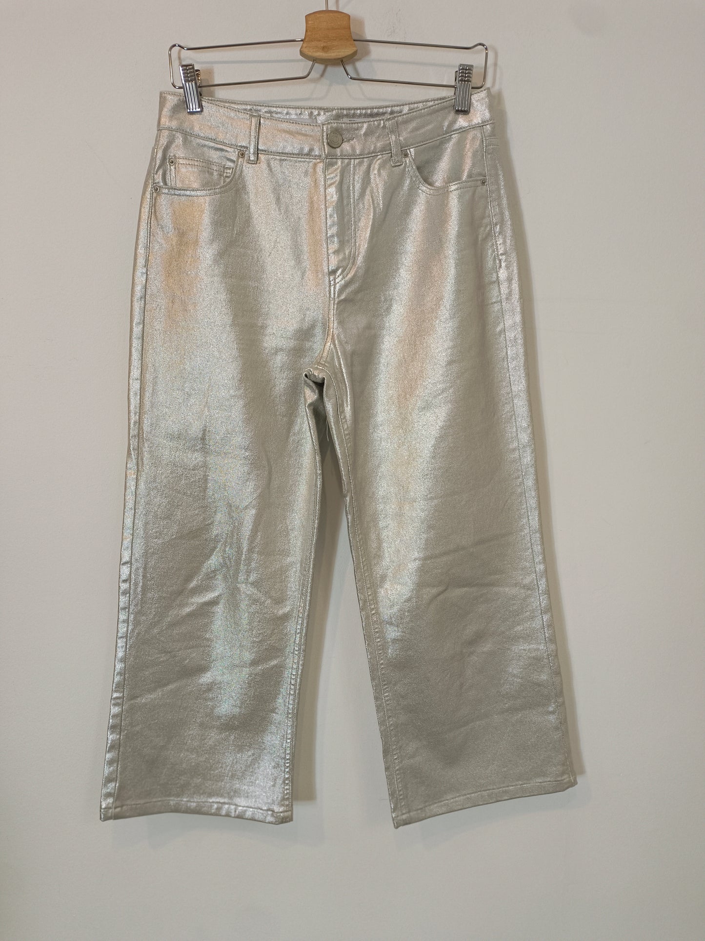 SFERA. Pantalón encerado plateado  T.36