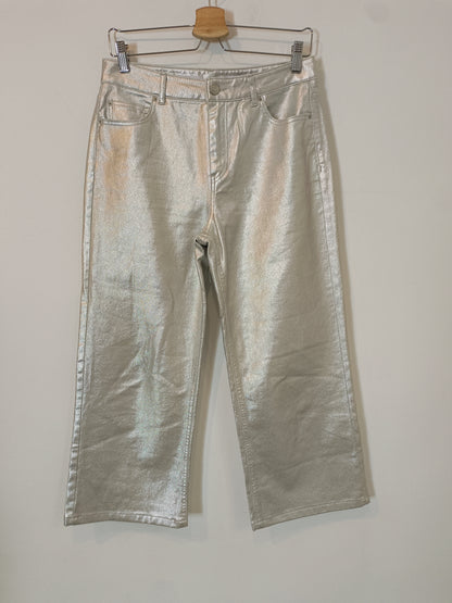 SFERA. Pantalón encerado plateado  T.36