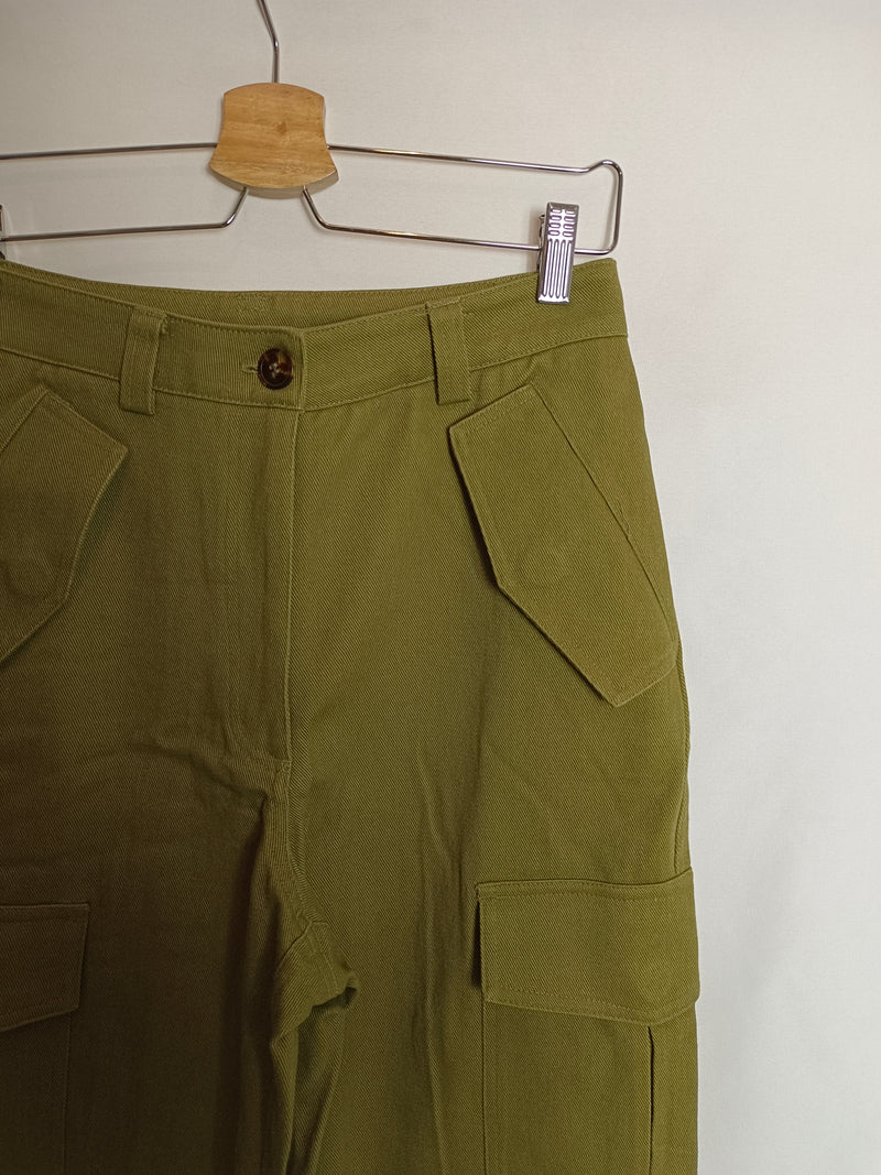 H&M. Pantalón verde caqui bolsillos T.36
