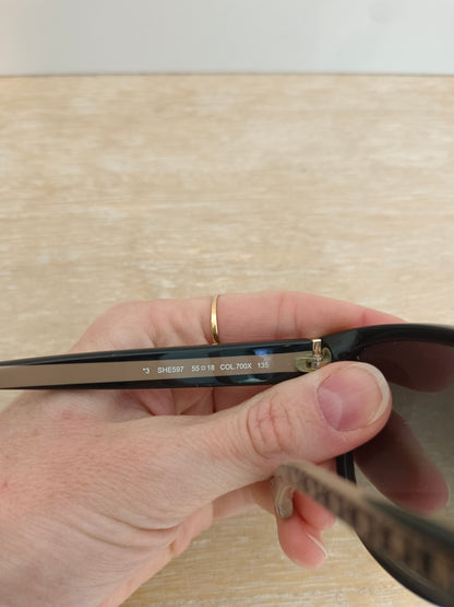 CAROLINA HERRERA. Gafas de sol detalle logo patillas