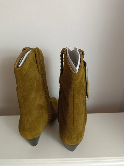 INTROPIA. Botas de piel camel trenza T.38