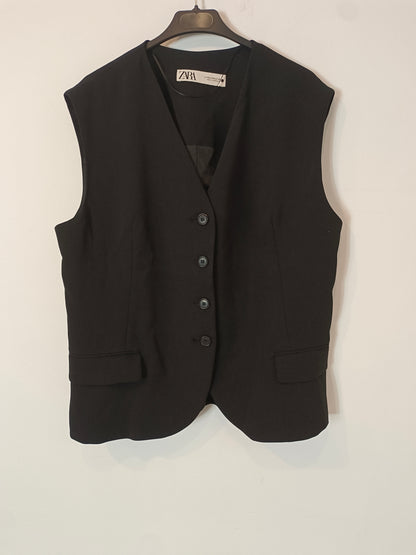 ZARA. Chaleco negro  abotonado  T.xxl