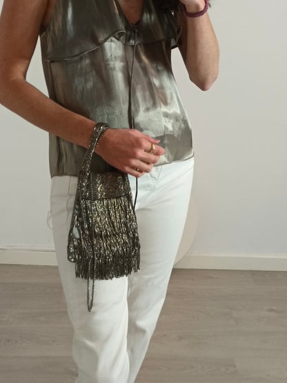 OTRAS.Bolso gris flecos abalorios