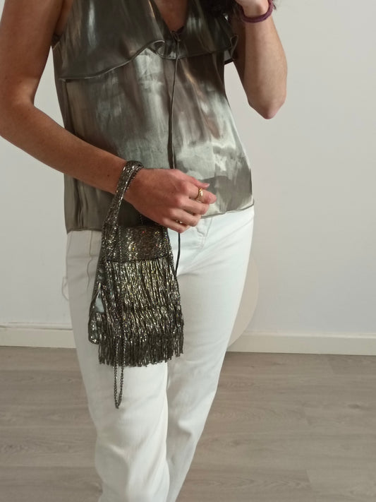 OTRAS.Bolso gris flecos abalorios