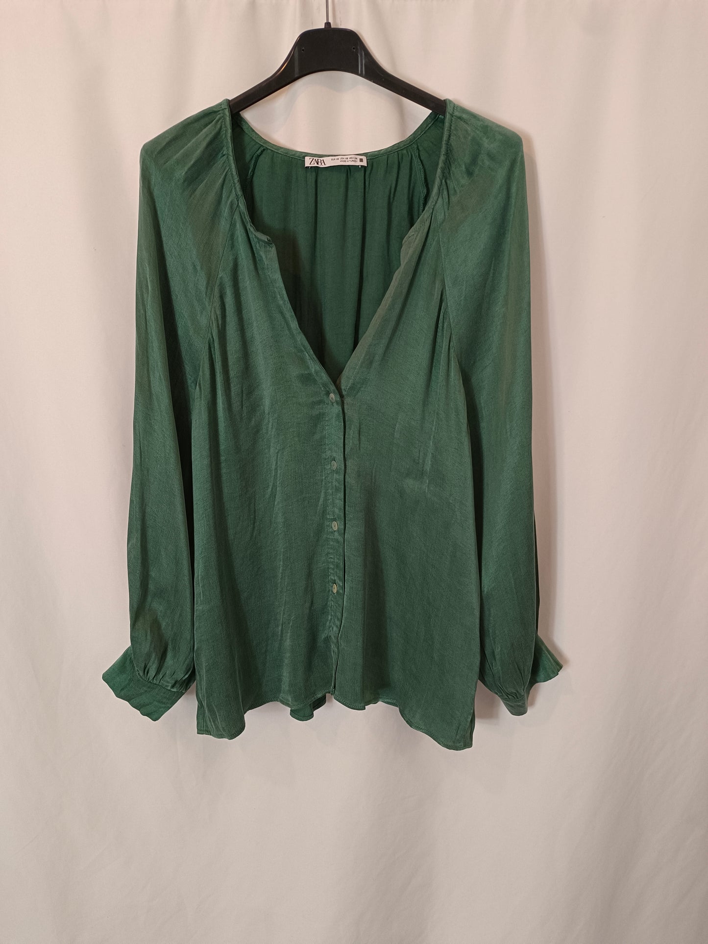 ZARA. Flowy green blouse T.xs