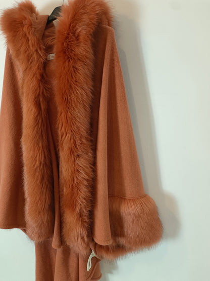 FLORENCIA. Capa con manga detalles puño y capucha. TU