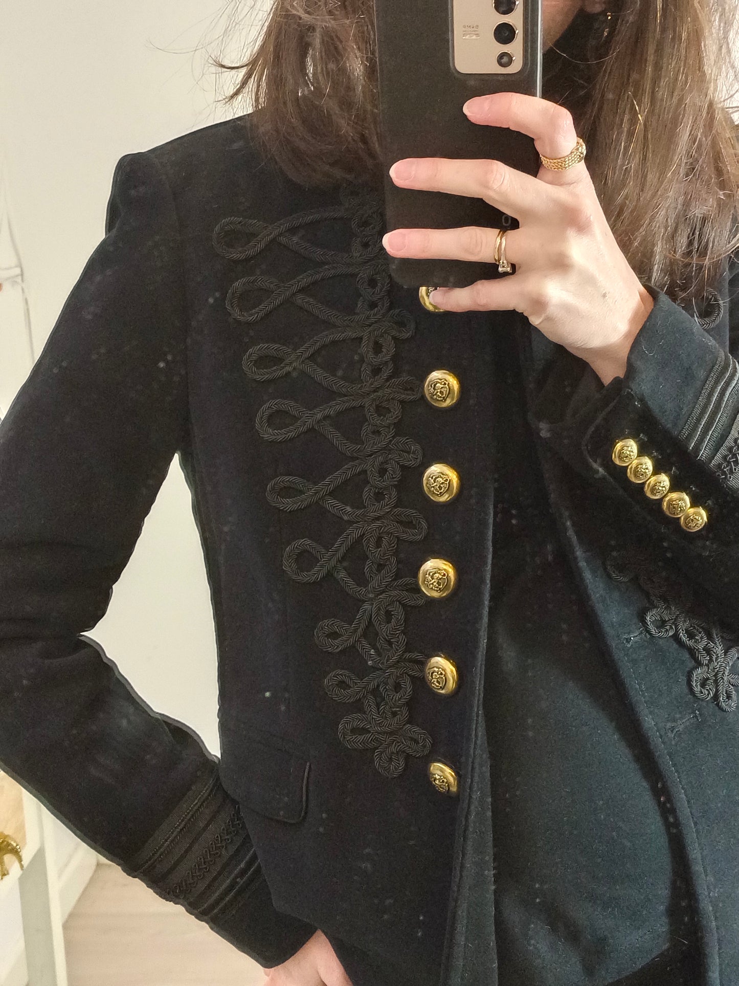 ZARA. Abrigo negro con detalles T.s