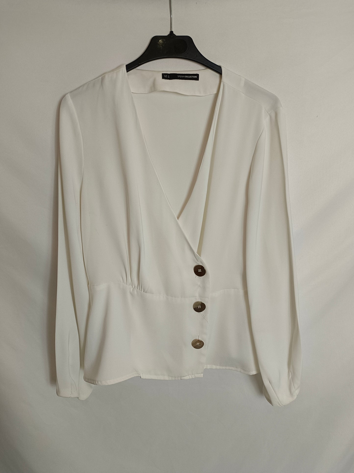SFERA. Blusa blanca cruzada T.m