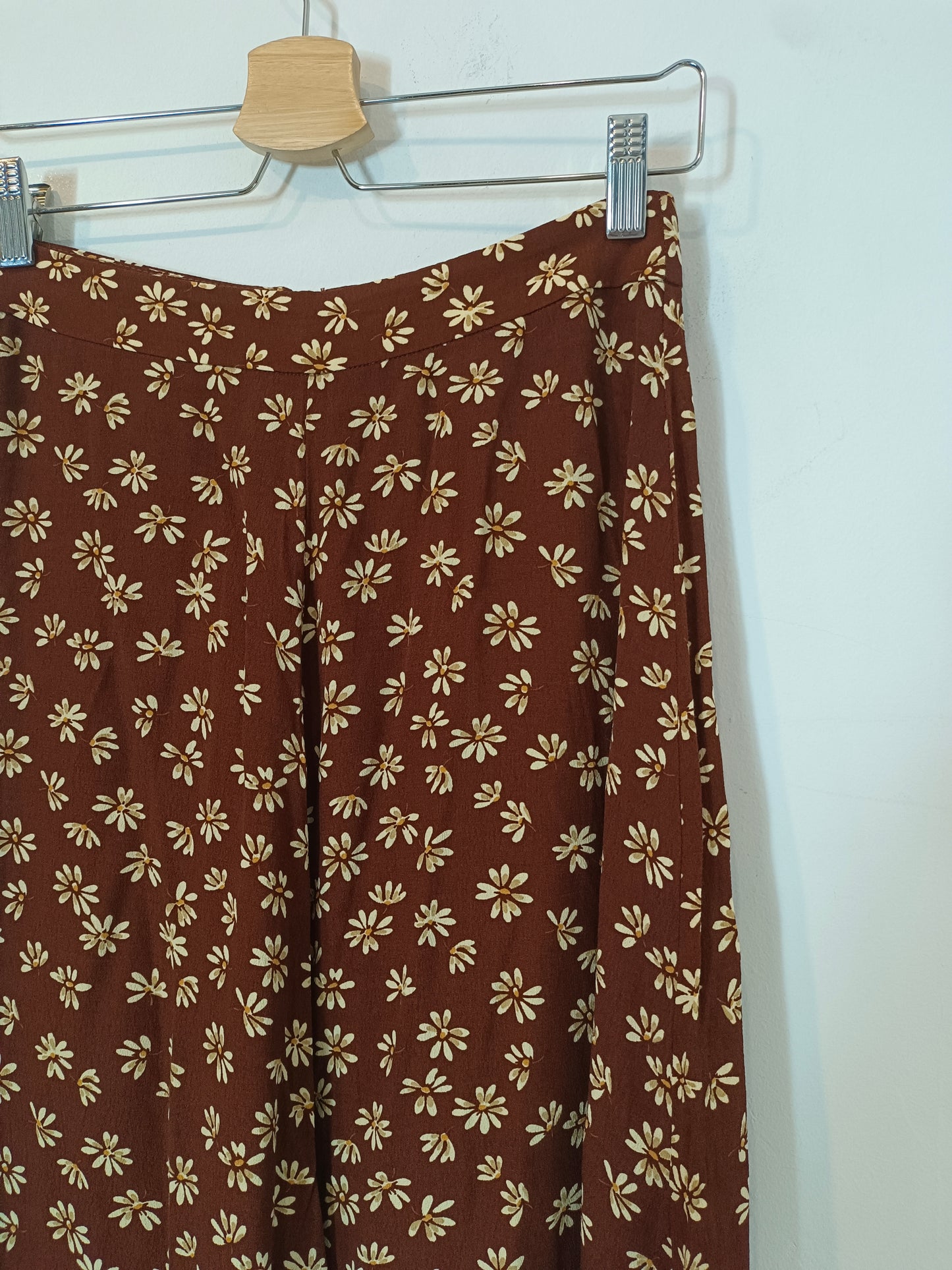 MANGO. Falda midi marrón flores T.s